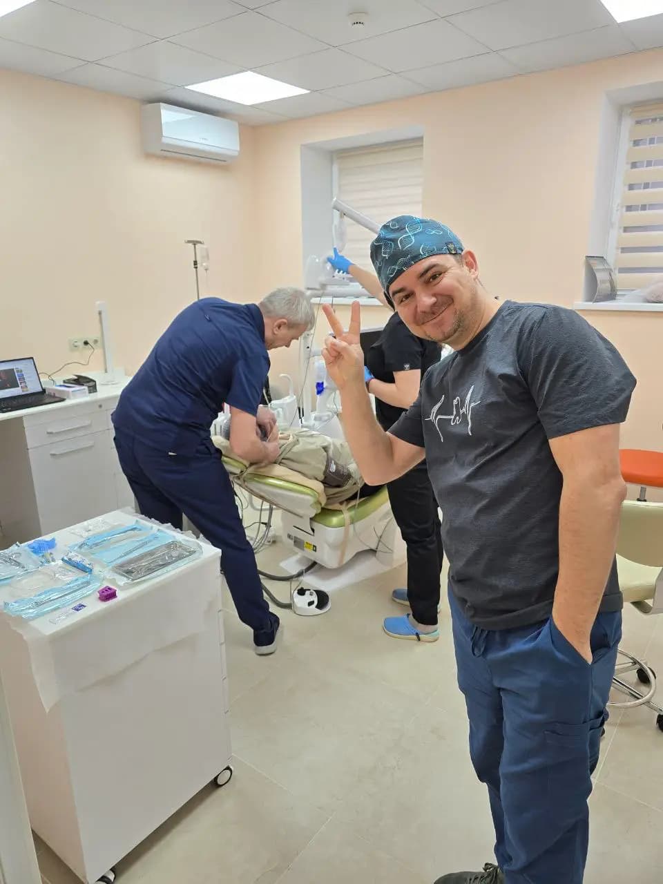 Стоматолог спілкується з пацієнтом у MOVAdent